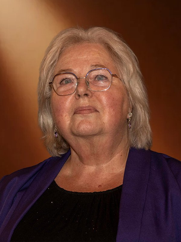   <strong style="color: #382133;">Cily Banus</strong>