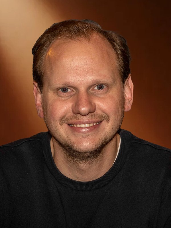   <strong style="color: #382133;">Raymond Roodbol</strong>